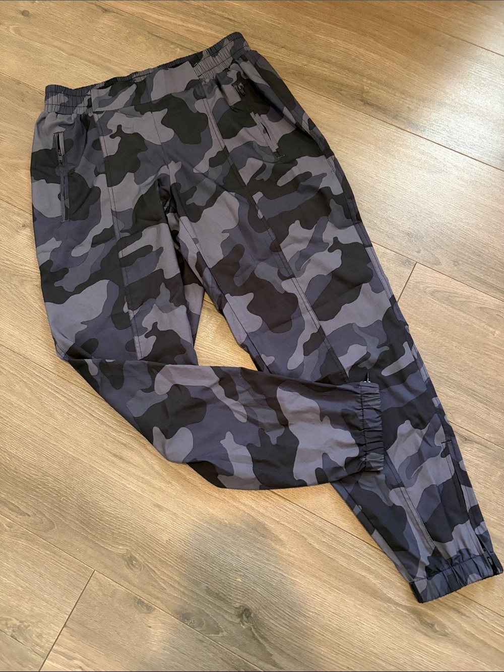 Old Navy Men's Black & Gray Camo Joggers